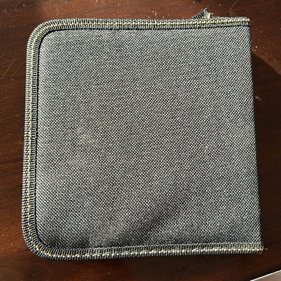 Portable CD holder, 40 pieces zippered black brand new - Picture 3 of 5
